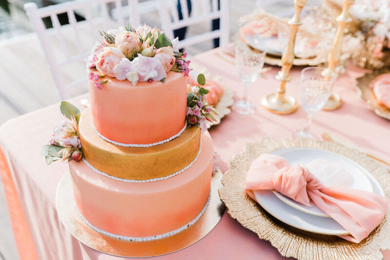 Festlich gedeckte Tafel mit dreistöckiger Torte
